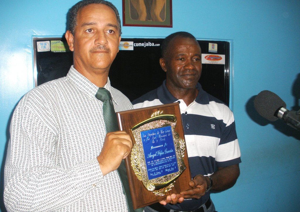 Moy Genao entrega placa reconocimiento a Angel Felix Garcia